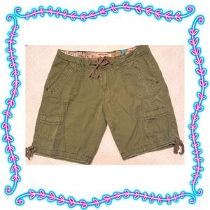 Juniors Union Bay cargo bermuda shorts - olive green - size 13. BOGO offer ⬇️